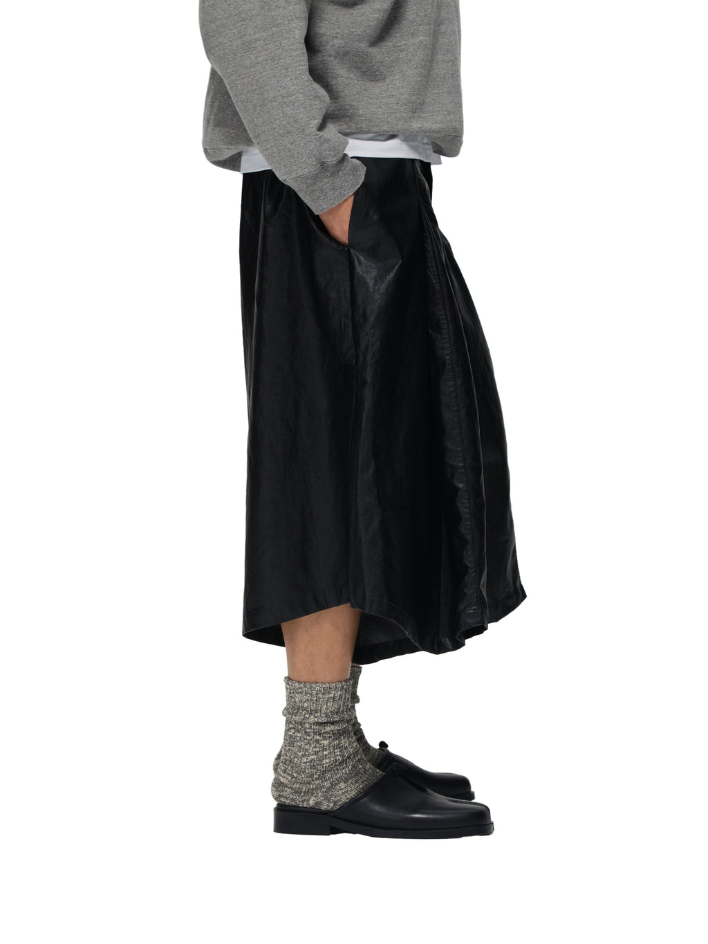 6CRAYON Unisex Black Elastic Waist Spliced Pleated PU Leather Shorts