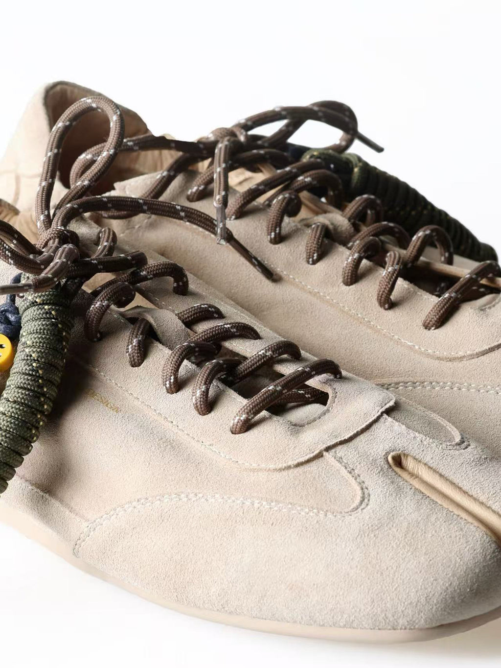 6CRAYON Thin-Sole Tabi Sneakers | Khaki Suede Cowhide Version