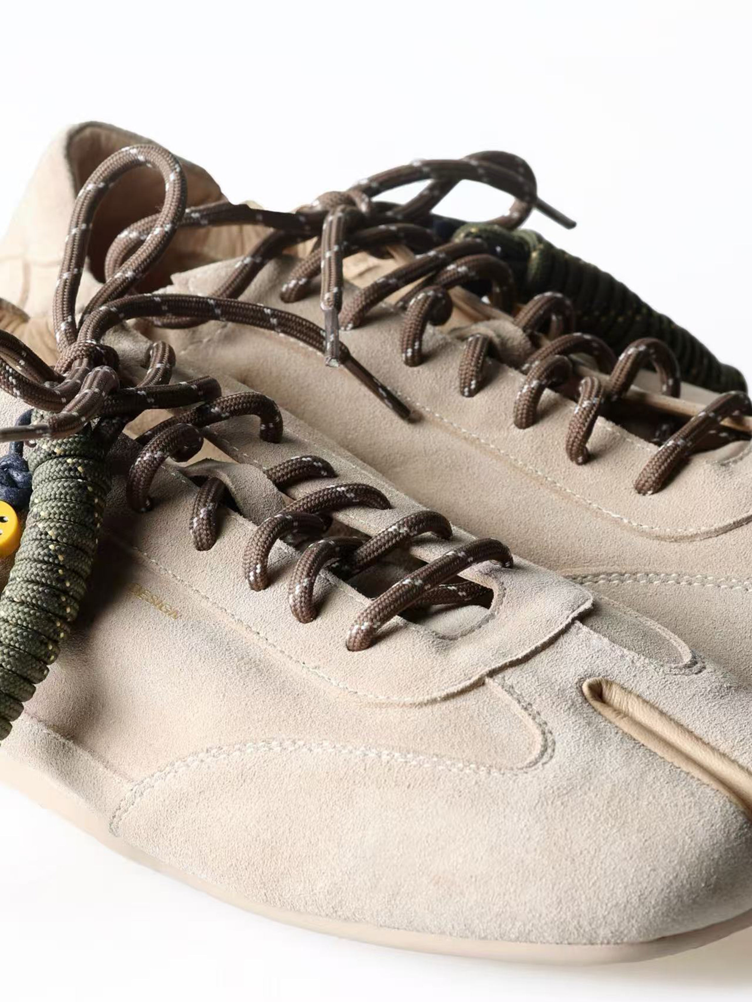6CRAYON Thin-Sole Tabi Sneakers | Khaki Suede Cowhide Version