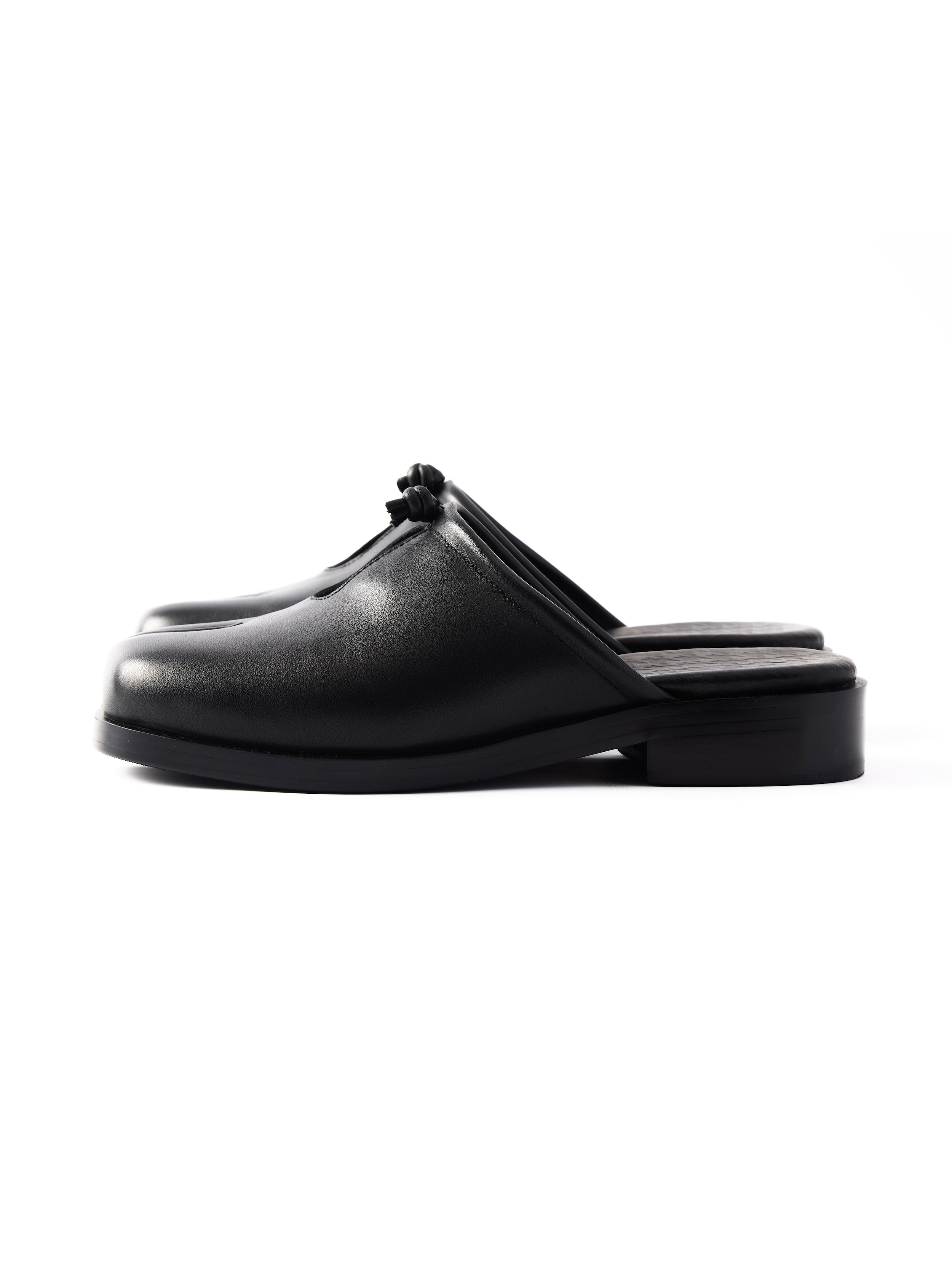 6CRAYON Unisex Black Cow Leather Mule Slides with Tabi Split Toe Cutout & Knot Embellishment