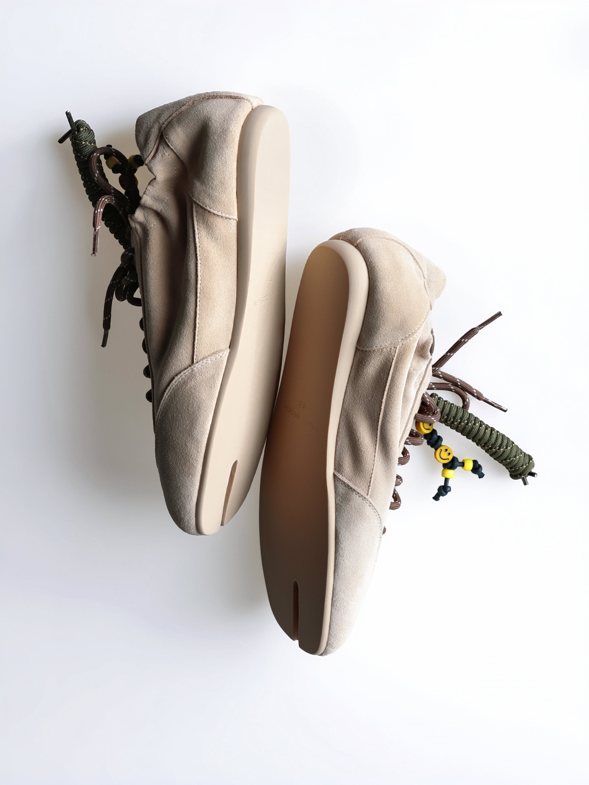 6CRAYON Thin-Sole Tabi Sneakers | Khaki Suede Cowhide Version