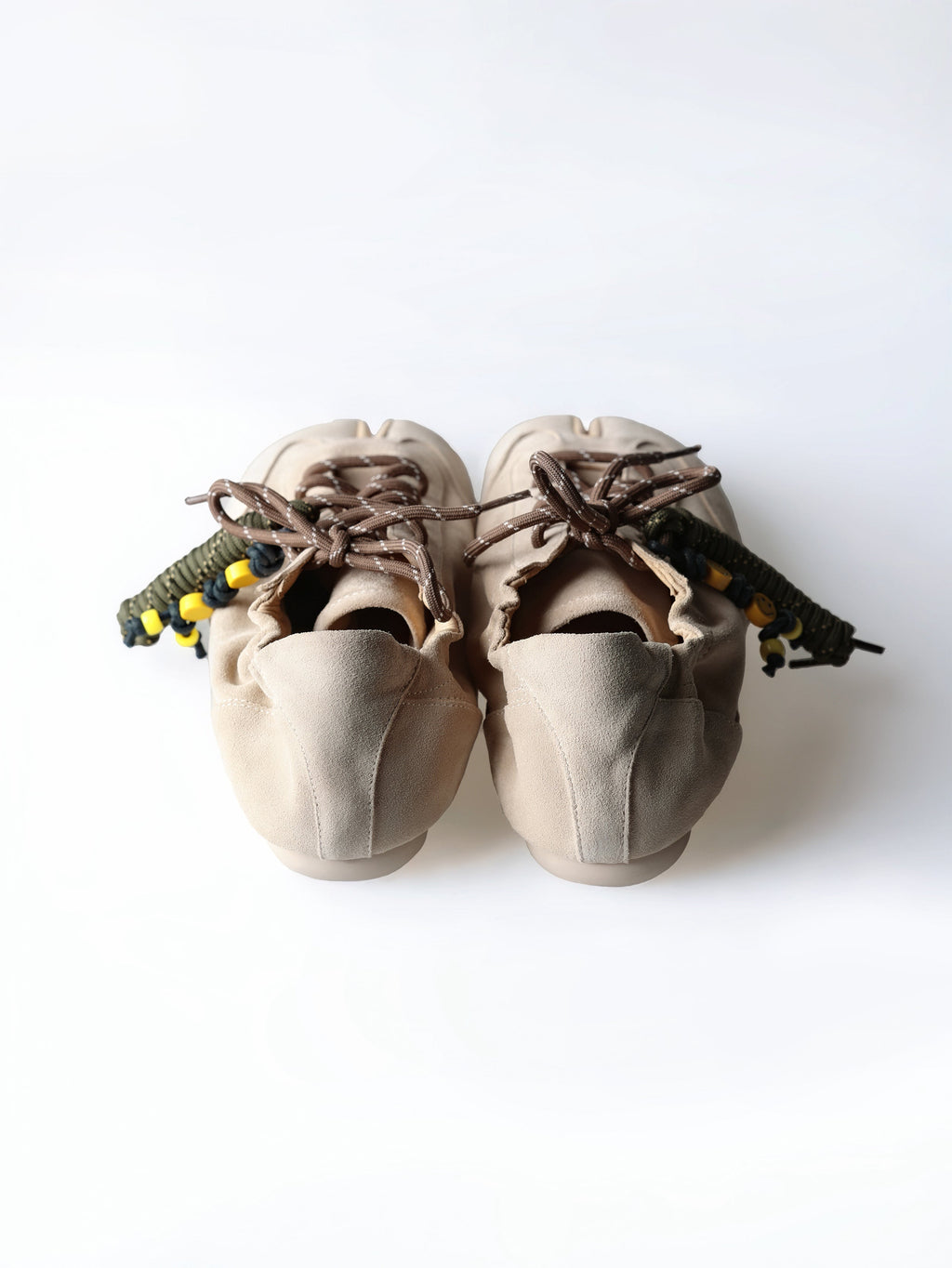 6CRAYON Thin-Sole Tabi Sneakers | Khaki Suede Cowhide Version