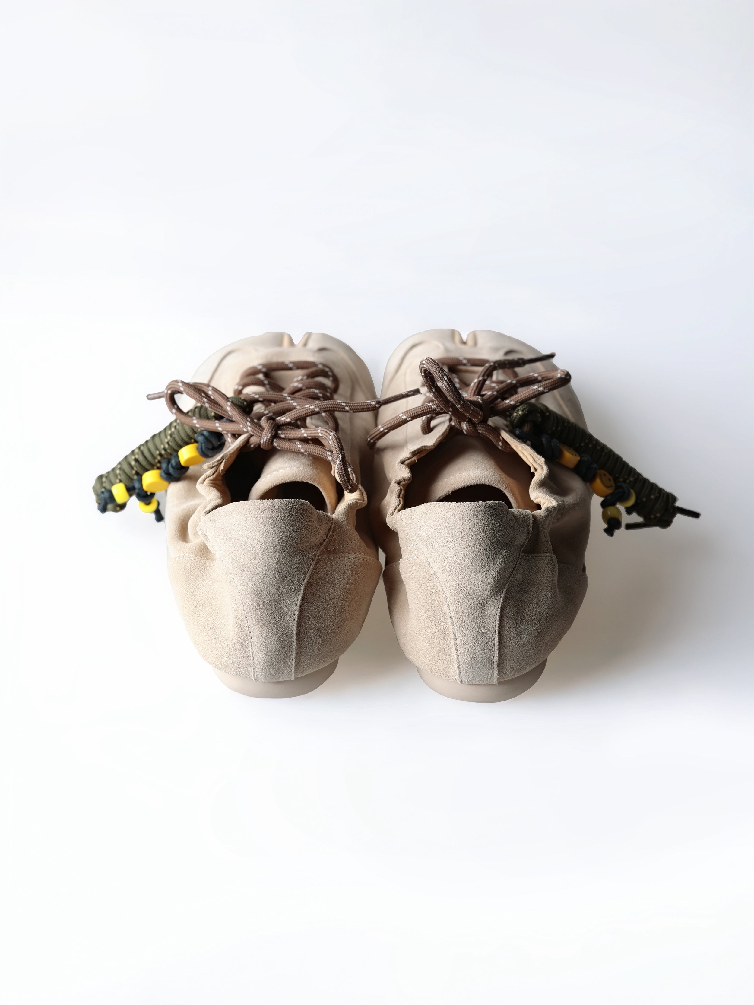 6CRAYON Thin-Sole Tabi Sneakers | Khaki Suede Cowhide Version