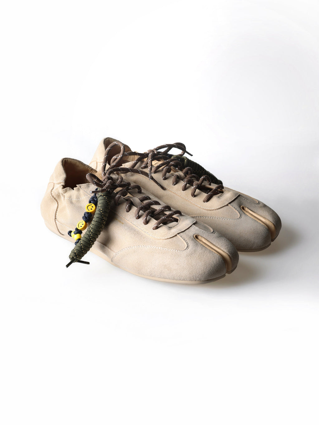 6CRAYON Thin-Sole Tabi Sneakers | Khaki Suede Cowhide Version
