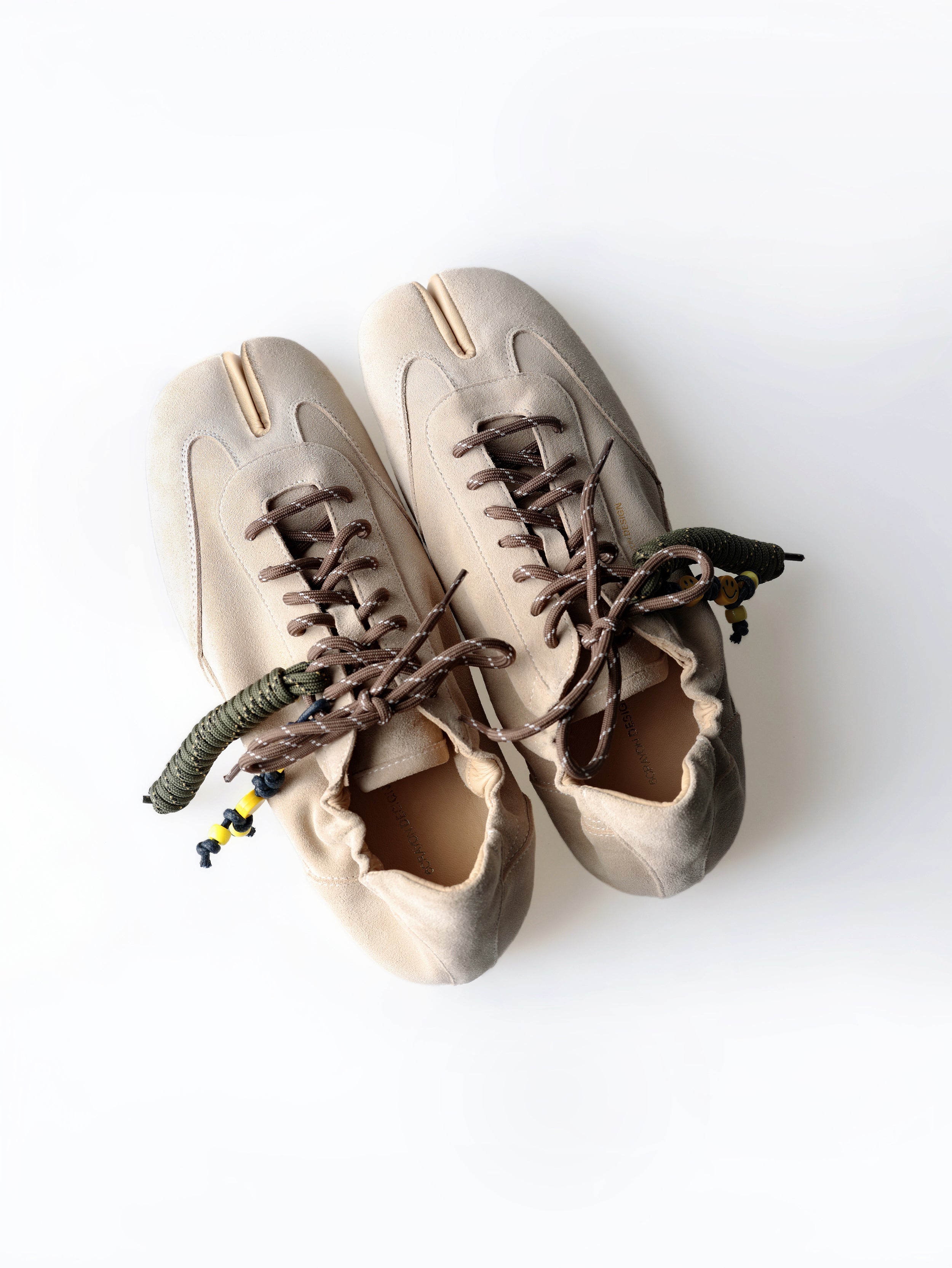 6CRAYON Thin-Sole Tabi Sneakers | Khaki Suede Cowhide Version