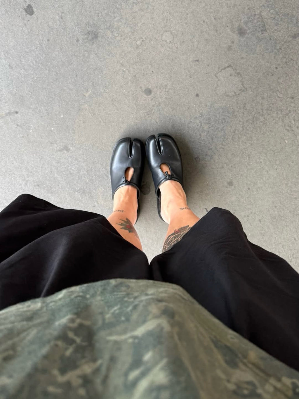 6CRAYON Unisex Black Cow Leather Mule Slides with Tabi Split Toe Cutout & Knot Embellishment