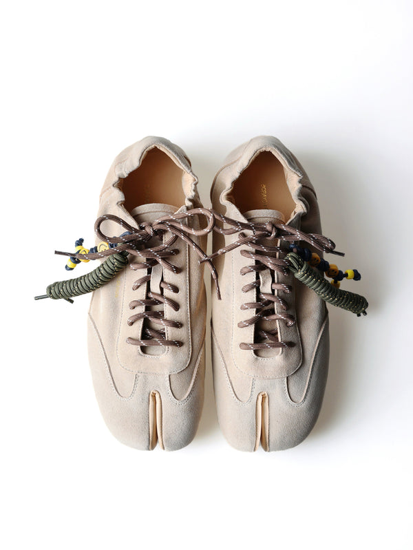 6CRAYON Thin-Sole Tabi Sneakers | Khaki Suede Cowhide Version