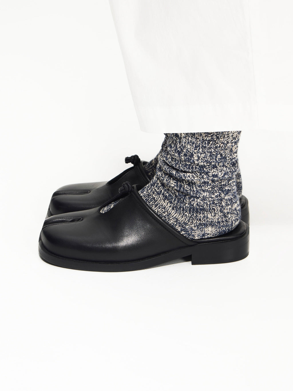 6CRAYON Unisex Black Cow Leather Mule Slides with Tabi Split Toe Cutout & Knot Embellishment