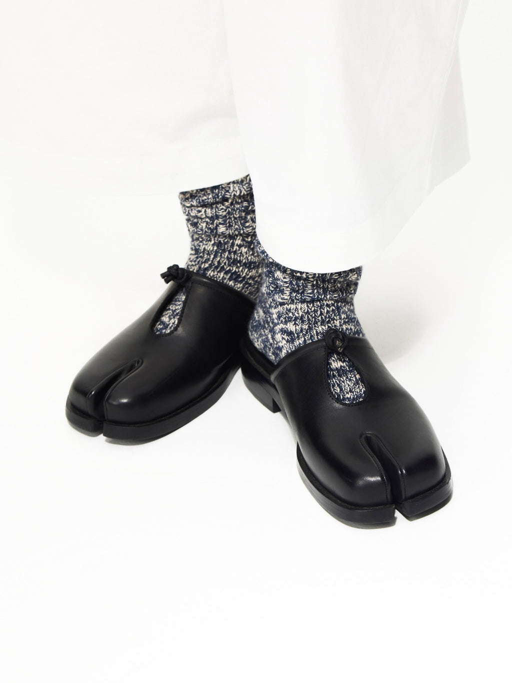 6CRAYON Unisex Black Cow Leather Mule Slides with Tabi Split Toe Cutout & Knot Embellishment